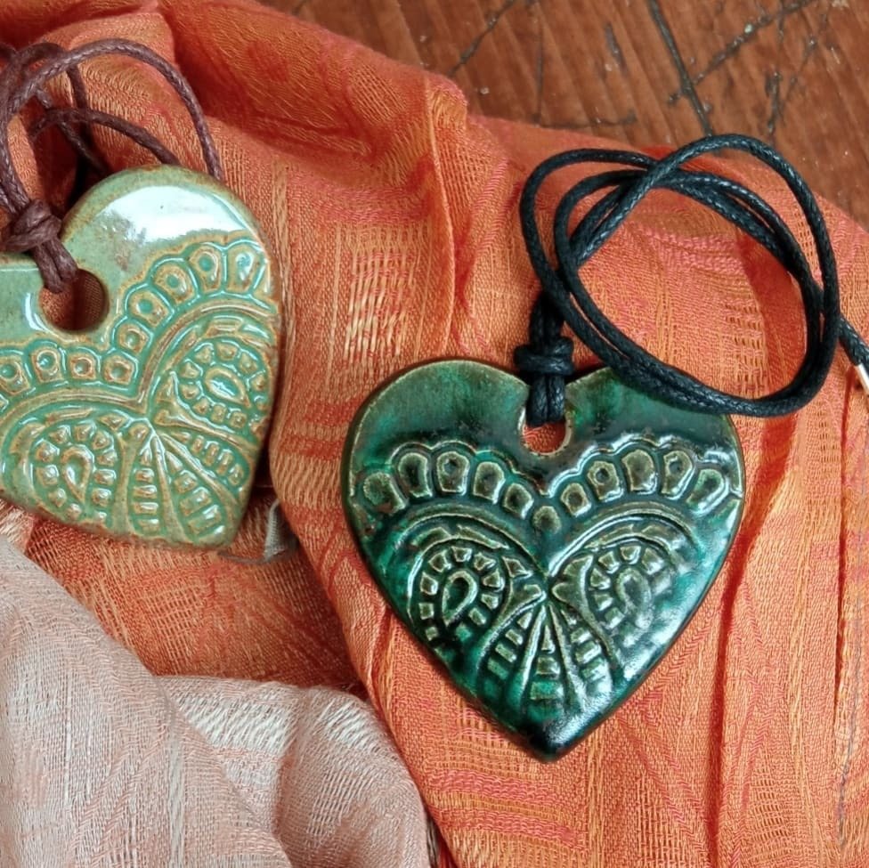 Due ciondoli a cuore in ceramica smaltata verde