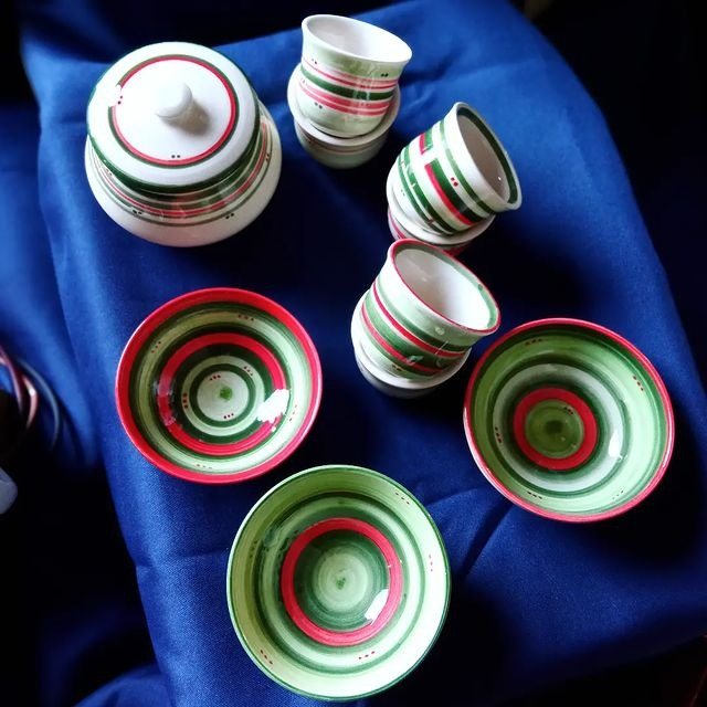 Servizio da tavola a righe verdi e rosse su tessuto blu