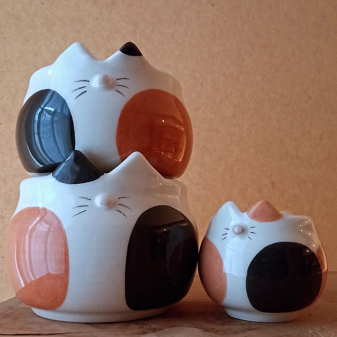 Tre gattini in ceramica smaltata, bianchi con macchie nere e arancioni