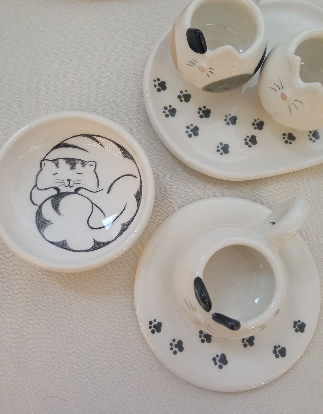 Servizio da caffè con gatti e zampine dipinti a mano