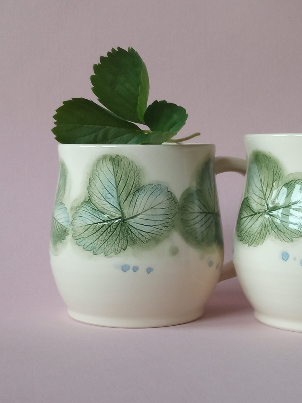 Tazze in ceramica decorate con foglie di fragola dipinte a mano